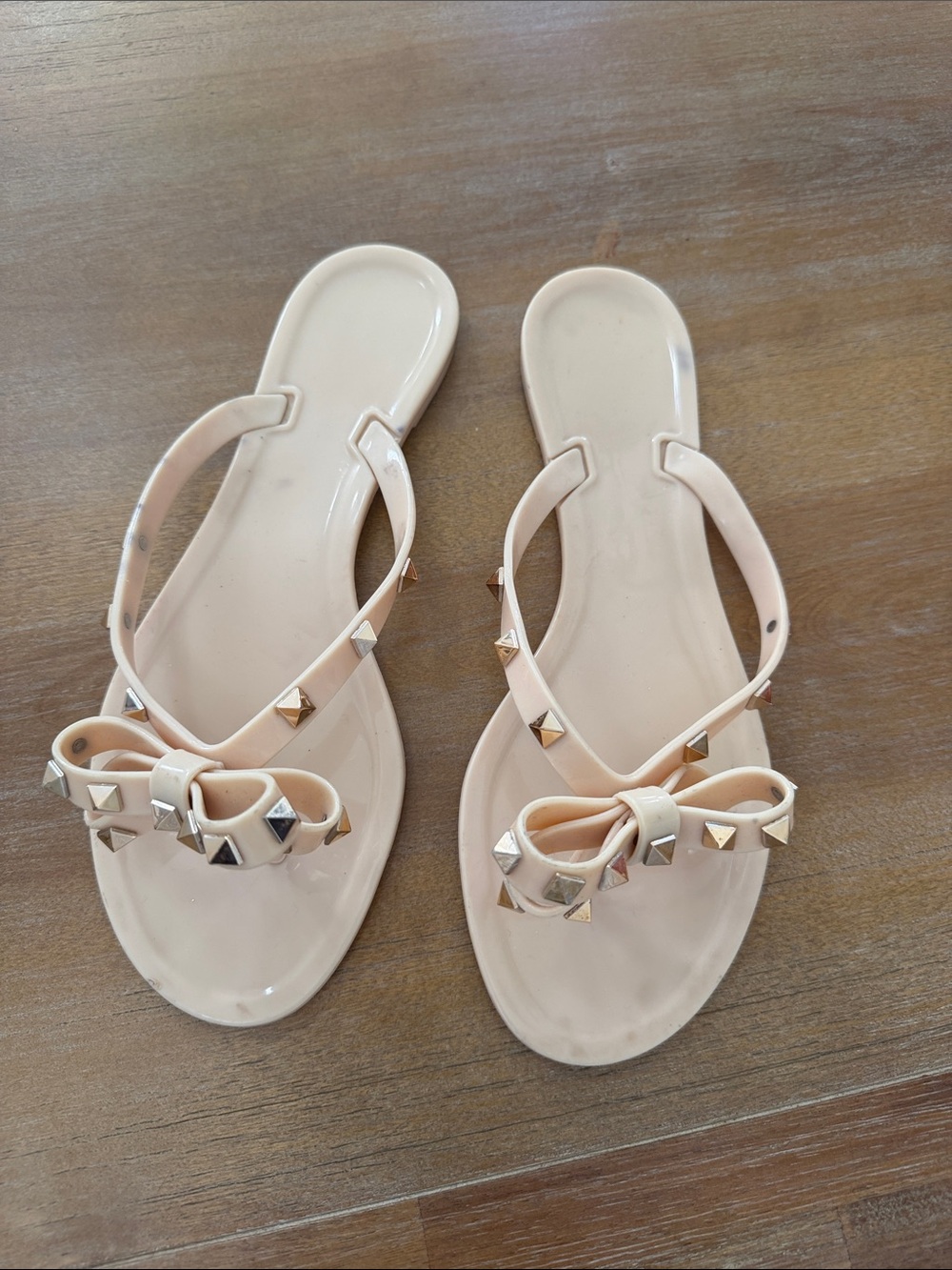 Women's Stud Bow Jelly Flip Flop Sandals in Blush Sz 40